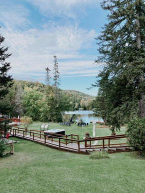 Отель Hotel Le Petit Lac Sainte-Adèle  Сент Адкл
